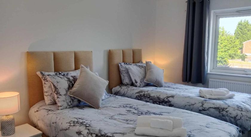 Monmouth House Aylesbury Premier Quality Accommodation For Larger Families Contractors And Professio