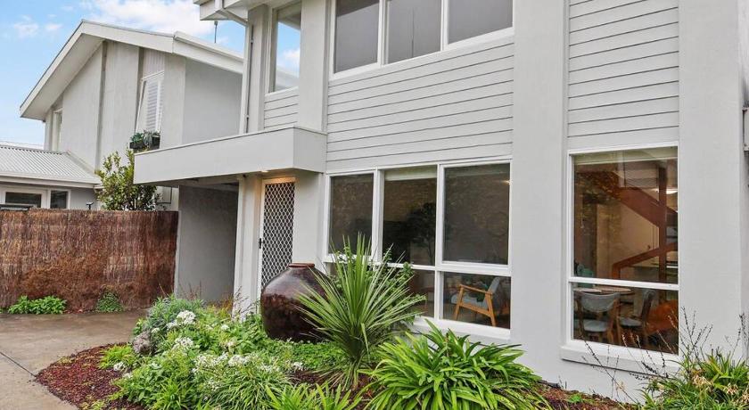 Seaside on The Parade- Sleeps 4, 2 bathroom, aircon, walk to shops! 11am check out