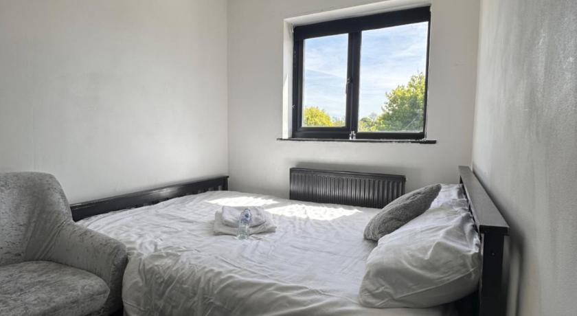 Cozy double near Train Station