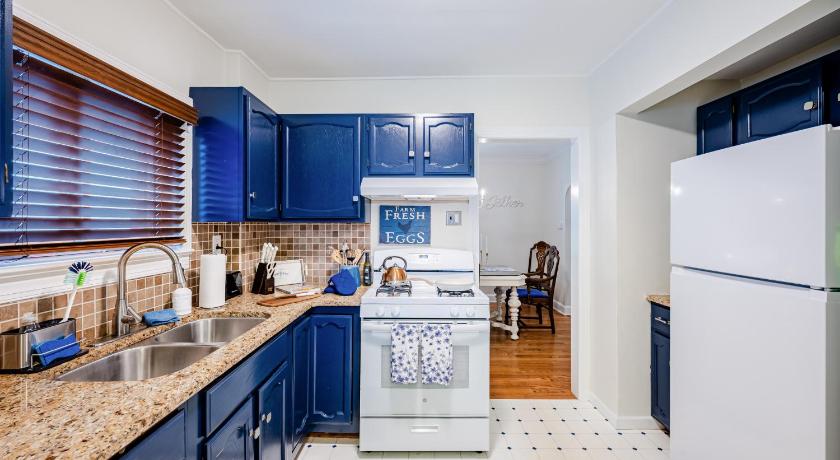 Rachel's Private Hideaway with king bed, kitchen, laundry, parking and big yard