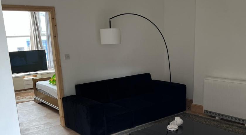 New flat, own bathroom, sitting room & large bedroom - Walsall