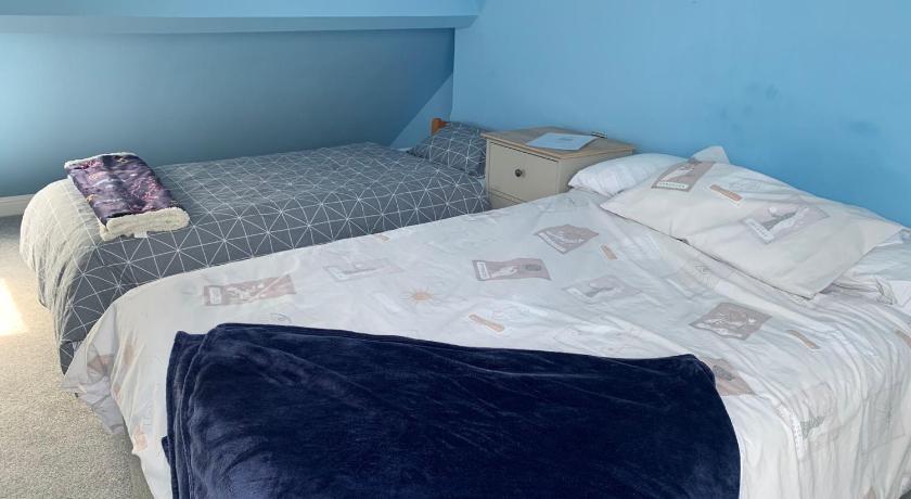 Top of House Double Room with Free Parking in York