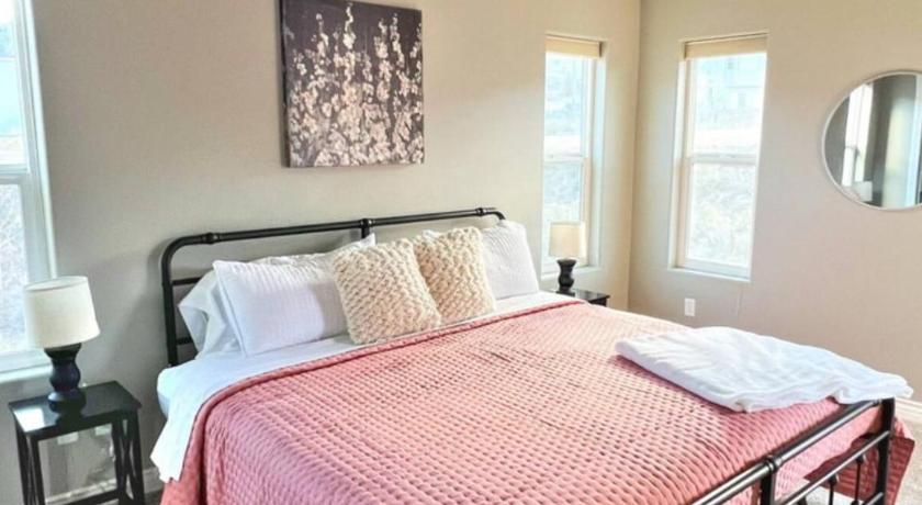 Private Stylish Townhome near ISU & Hospital