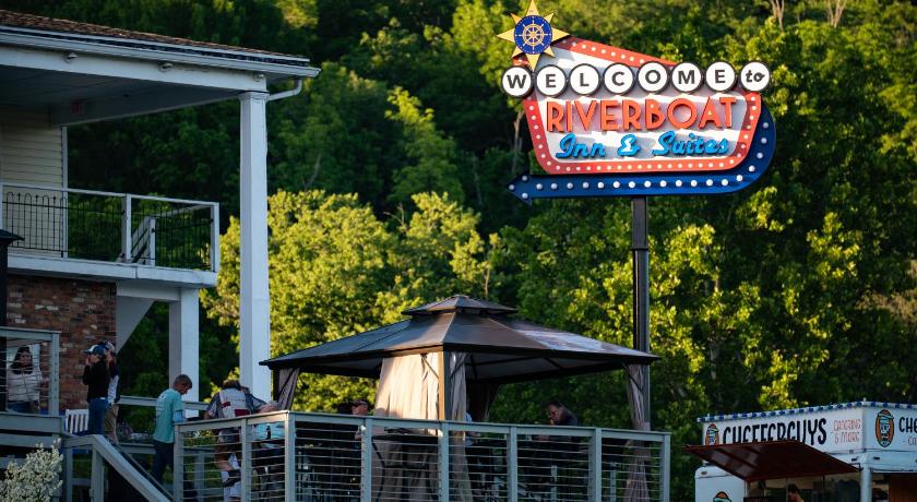 Riverboat Inn & Suites