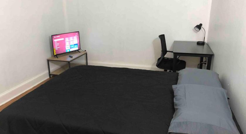 Spacious 2 bedroom apartment with 1 bathroom and private street entrance