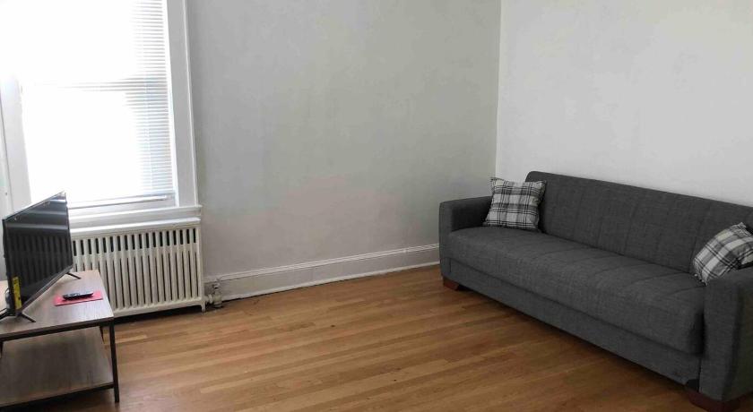 Spacious 2 bedroom apartment with 1 bathroom and private street entrance