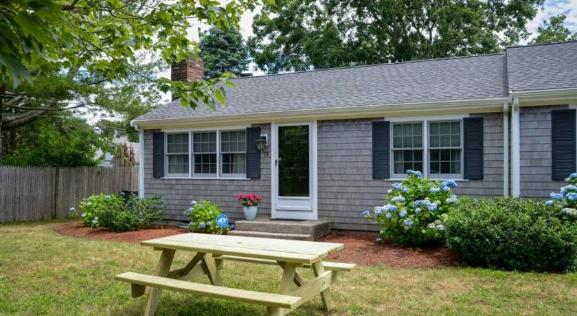 Cozy Coastal Retreat West Dennis