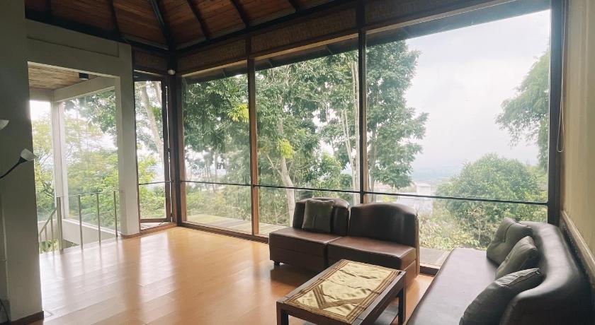 Wira garden vila city view & big garden for bbq and relax in Bandung strategic area