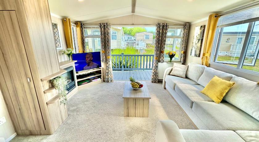 272 Wilksworth Caravan Park - Two Bedroom - Pool Access