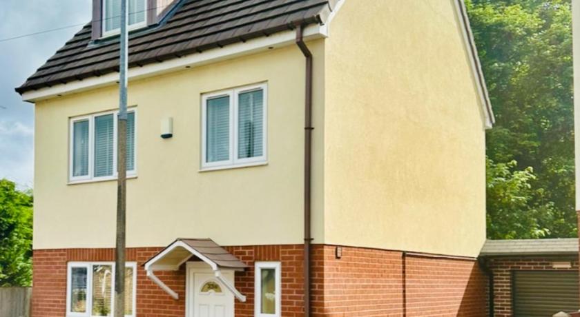 3 Bedroom Guest House in Dudley