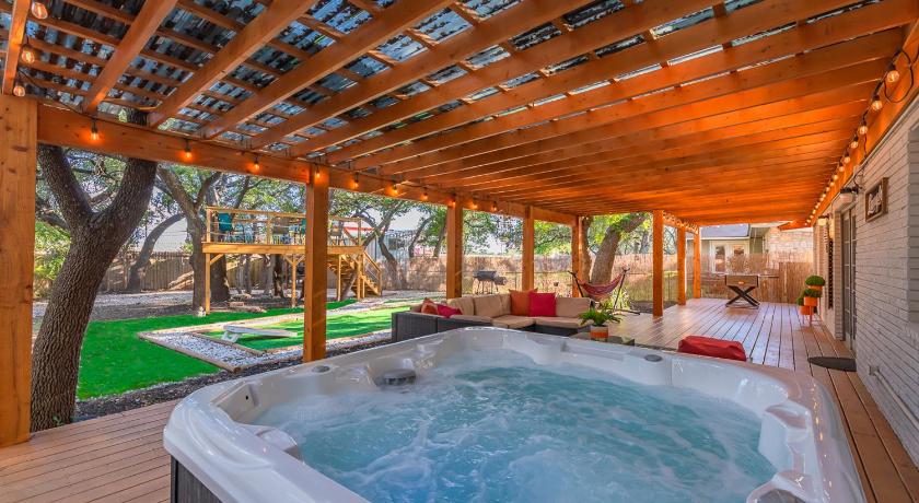 Luxurious Home With Hot Tub & Tree Deck By 6flags