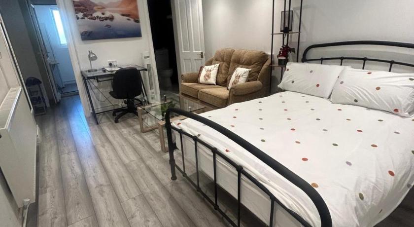 Adorable 1-bedroom entire place with free parking