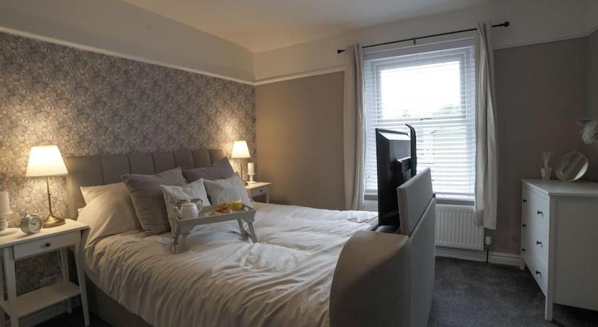 'Netflix & Chill' In An Entire Stylish & Central Holiday Home