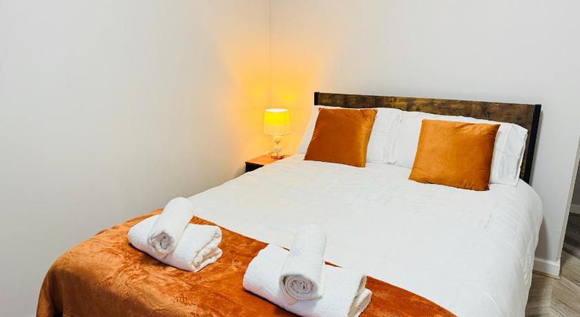 Ashton-U-Lyne Private Ensuite room near Station