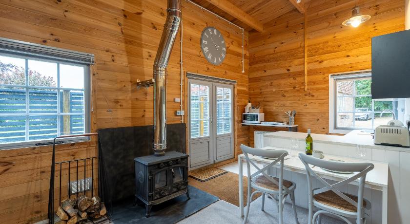 Walliswood Lodge - Wood Burner, Air Con & Wi-fi, Rural Retreat