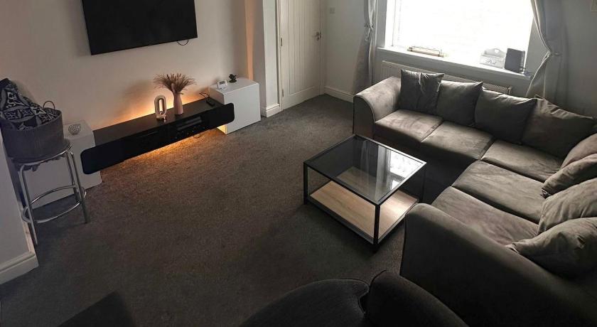 HouseSleeps5-Garden-Parking-PetsOK-Near Locks