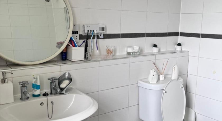 Private Room in Charming Detached House in Newington