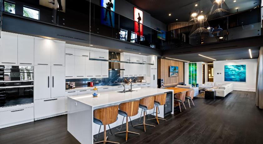 Modern City Loft in Downtown River District