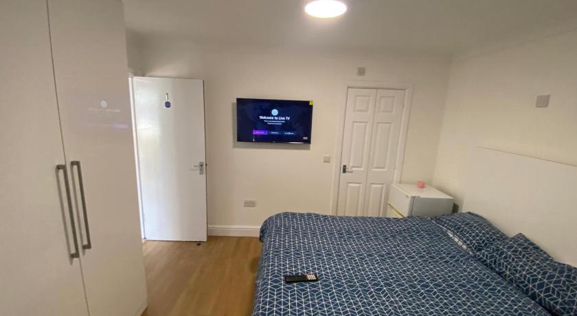 SRI RAM LODGE by LONDON HEATHROW , SLEEP 10