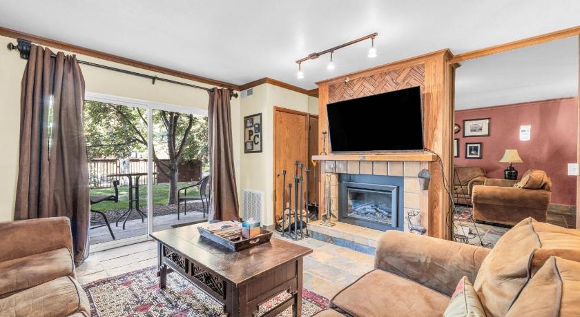 2BR Condo Walk to Ski Lift Downtown