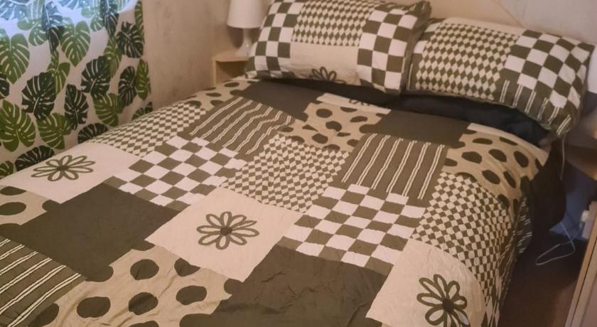 Cozy Cardiff Cabin Retreat sleeps 6 by Aimee