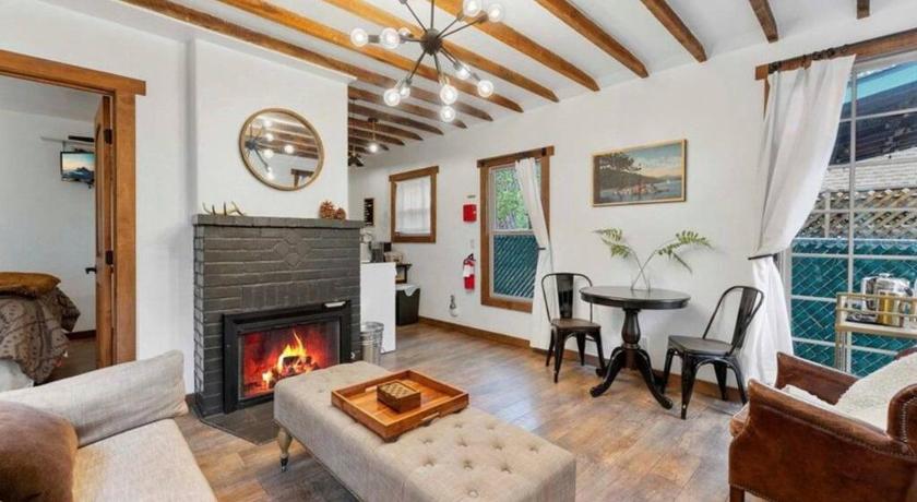 Twin Pines Hideaway BBQ, Fire-pit, Location!