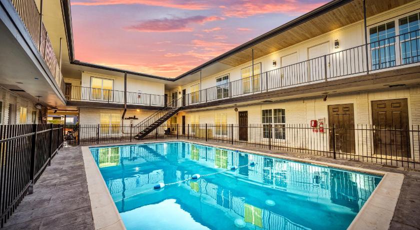 Heights 1BR Chic Apt with King Bed & Pool