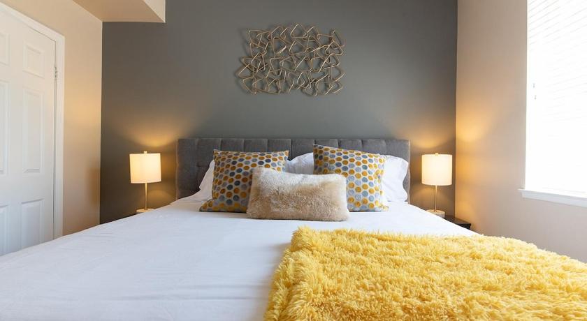 Modern Suitevipwifipool2 King Bedsac