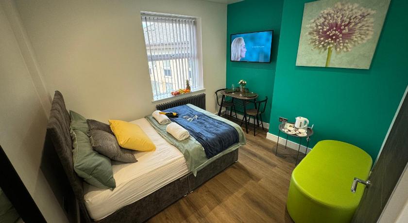 Luxury 6-Bed House - 6 En Suite- Jaquzzi Baths - Private Parking - Sleeps 22- 2 Min M62