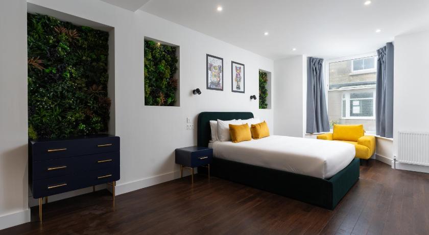 Room 1, Hotel style double bedroom in Marazion
