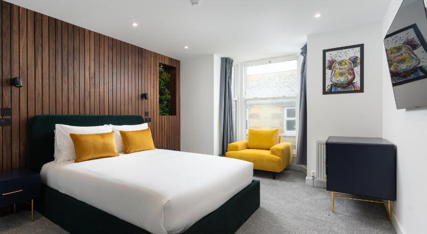 Room 2 Hotel style Double bedroom in Marazion