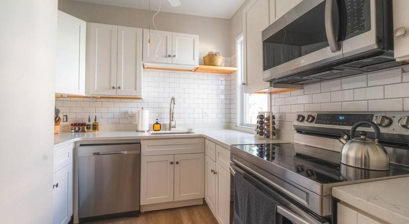 Charming 4 BDR - Walk to Downtown & Free parking!