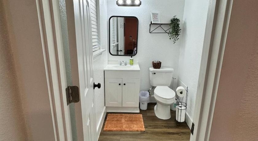 Pet Friendly 3 bedroom with a Cowboy Pool close to Congress