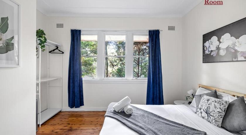 Stylish Double Room - Seconds to Transport & Shops - Shared Bathroom