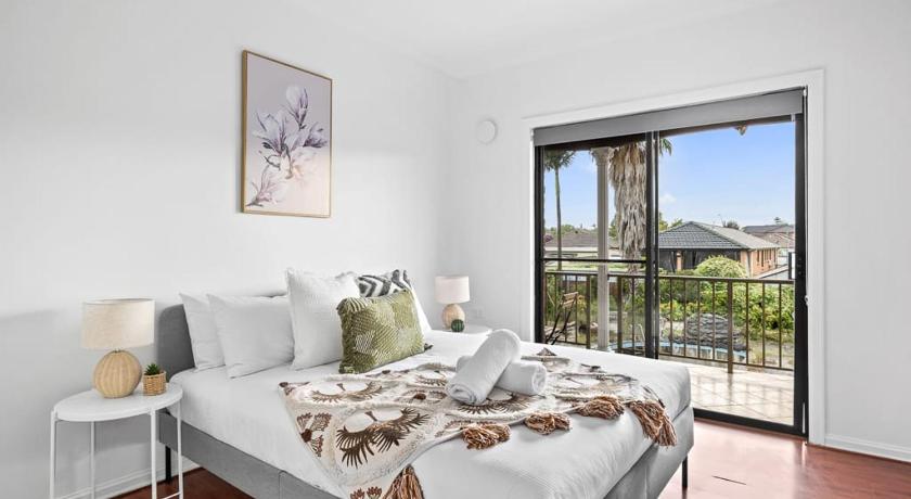 Cozy Private Double Room - Near Stations & Shops - Shared Bathroom