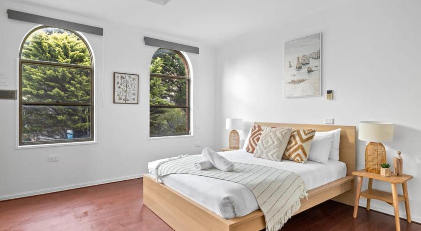 Luxe Ensuite Queen Room - Close to Stations & Shops