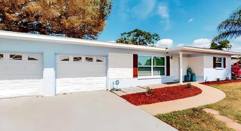 Spacious Clearwater Vacation House Pet Friendly Fire Pit Games Close to Clearwater Beach Biking Trai