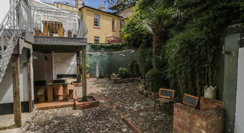 The Coach House Apartment