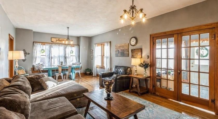 Bright 4br Bungalow Sleep 12 Near Des Moines & I80