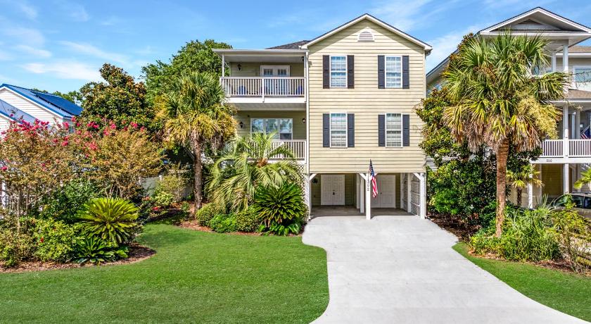 New Listing, 2min WALK to Beach, Single Family Home, Pet Friendly, HotTub, Smart TV, Sleeps 10, Priv