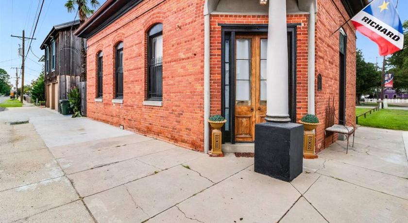 Historic Old Bank with Vault in Downtown Scott