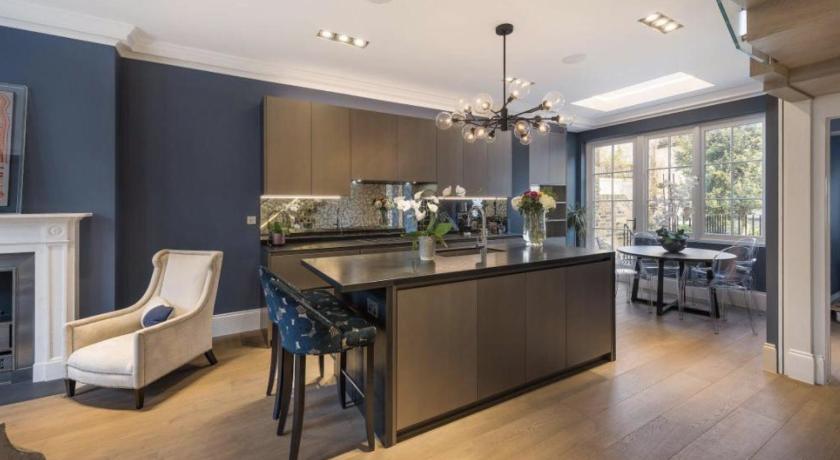 Luxury 4 Bedrooms 5 Baths 2 Receptions Family House with Garden Chelsea