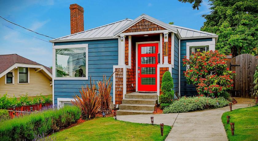 Blue Oasis with Amazing Olympic Views