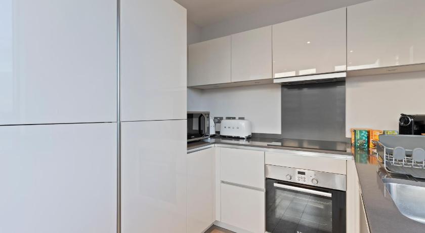 Heathrow Retail Park Apartment Sleeps SEVEN Turbo WiFi