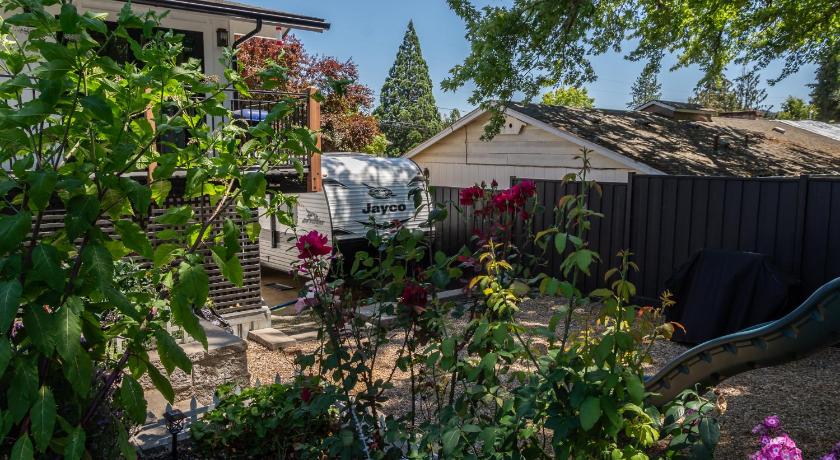 Chic RV Retreat, Stunning Yard in Roseburg