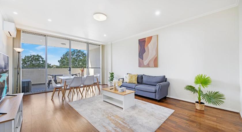 Stylish 2B2B Retreat Near Airport