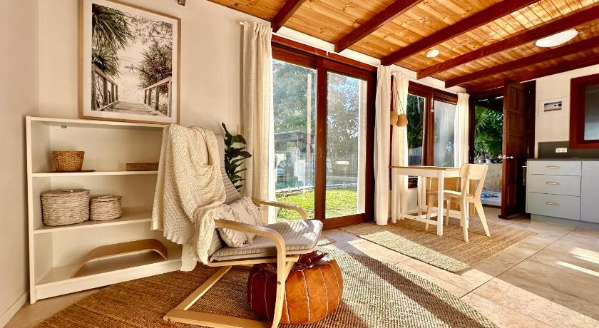 Private Access Retreat 1 Queen Bedroom w Stunning Pool and Ocean Views