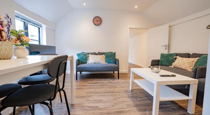 Ideal Uxbridge Hub, 3 Bed Flat Next to the Station