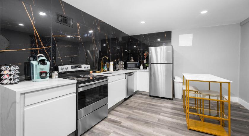 Classy and Chic 2BR Home near Galleria