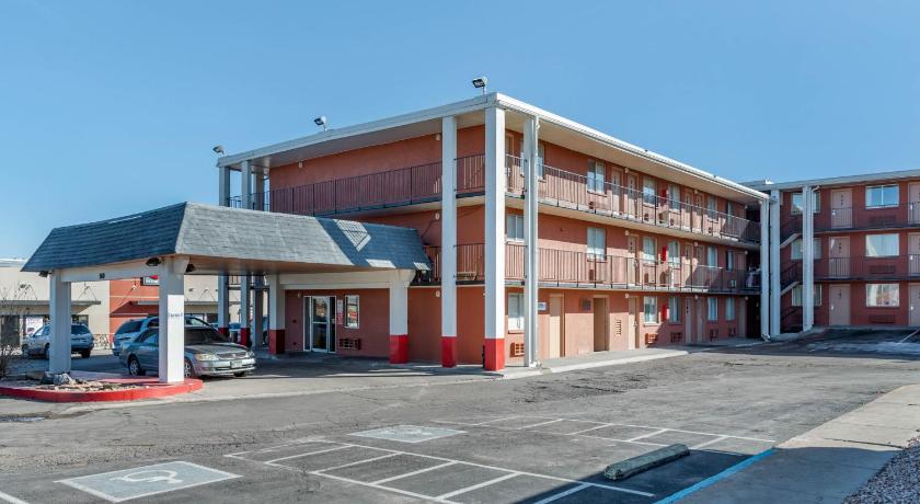 Pueblo Inn